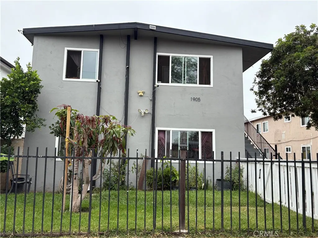 Apartment for rent at 1905 W Myrtle Street 3, Santa Ana, CA featuring 2 beds and 1 bath