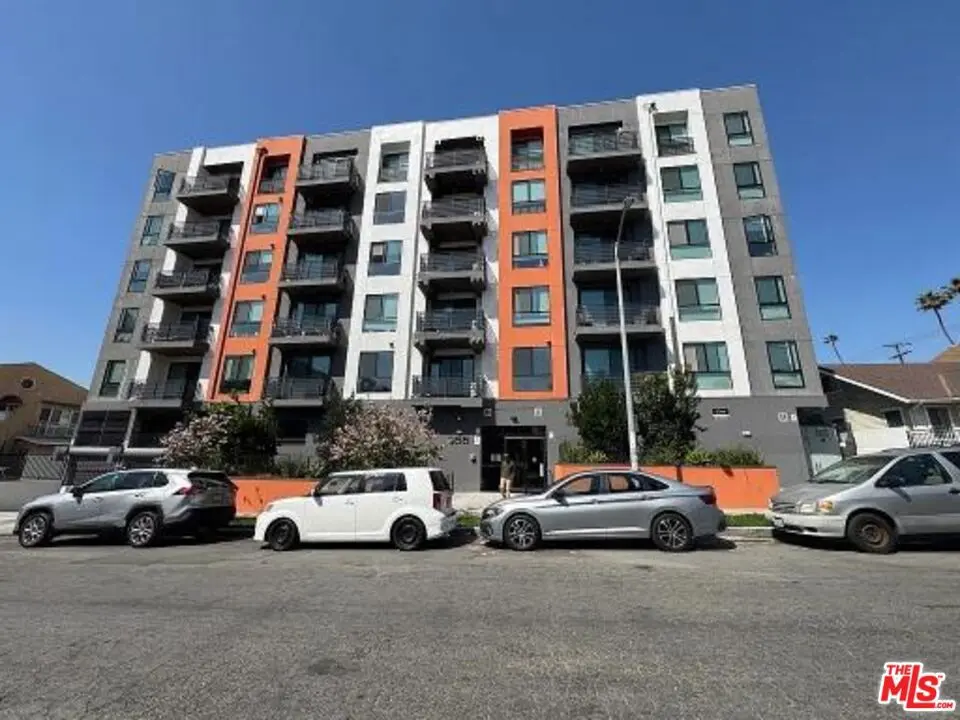 Residential Lease for rent at 955 Fedora Street 302, Los Angeles, Los Angeles County, CA featuring 2 beds and 1 bath