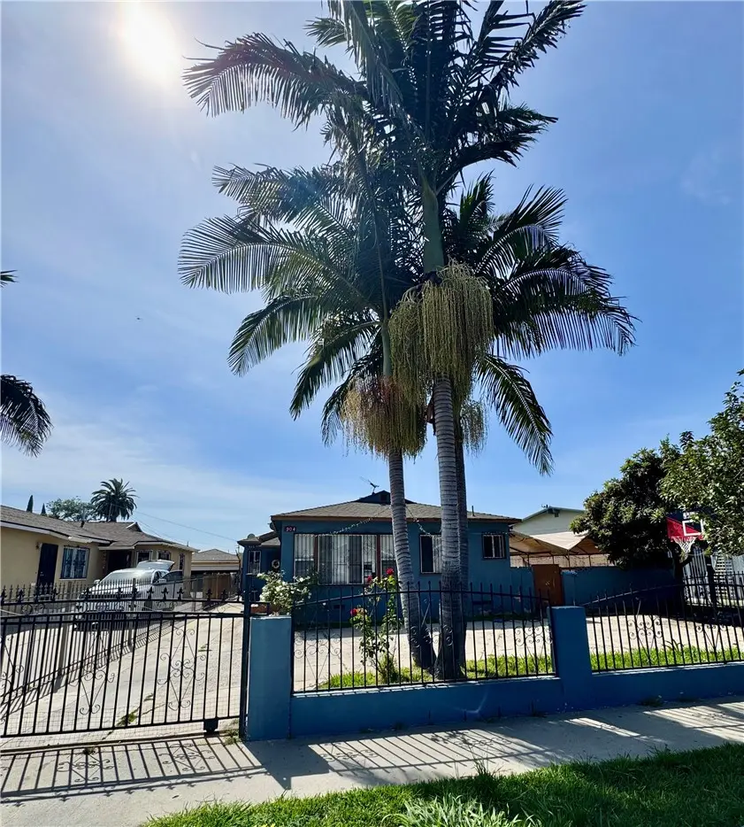 Duplex for sale at 904 E Stockton, Compton, CA