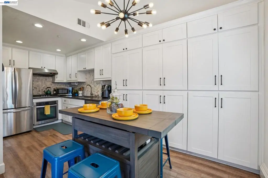 Condominium for sale at 1255 N Los Robles Ave 9, Pasadena, CA featuring 3 beds and 2 baths