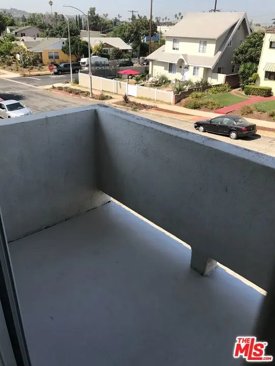 Residential Lease for rent at 2018 S Longwood Avenue 4, Los Angeles, Los Angeles County, CA featuring 2 beds and 1 bath