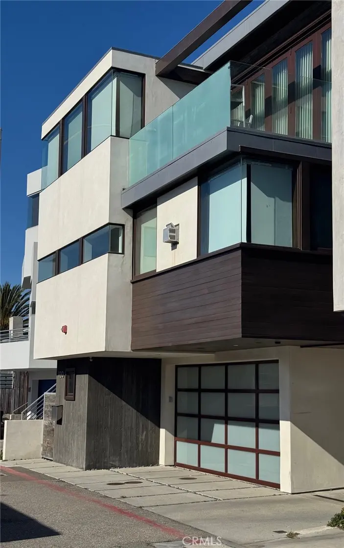 Residential Lease for rent at 1120 Palm, Hermosa Beach, Los Angeles County, CA featuring 4 beds and 5 baths