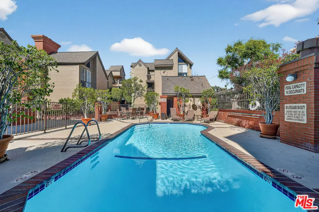 Condominium for sale at 835 S Lucerne Boulevard 105, Los Angeles, CA featuring 2 beds and 2 baths