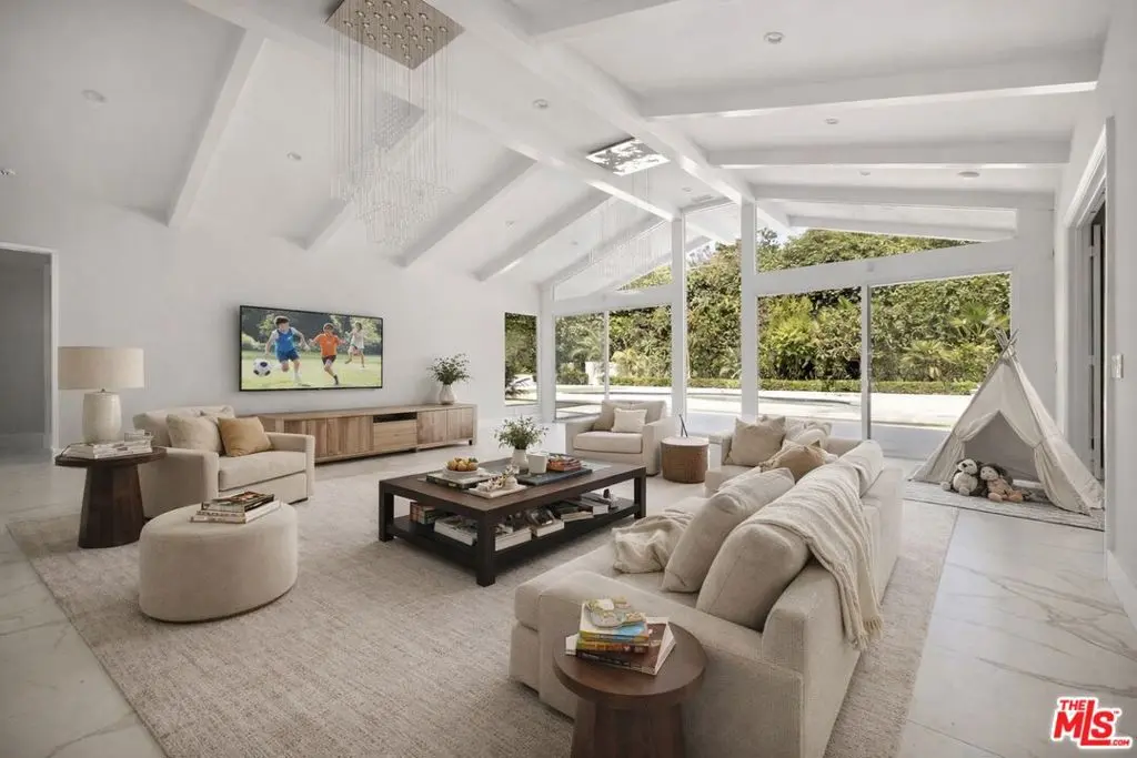 Residential Lease for rent at 801 N Alta Drive, Beverly Hills, Los Angeles County, CA featuring 4 beds and 6 baths