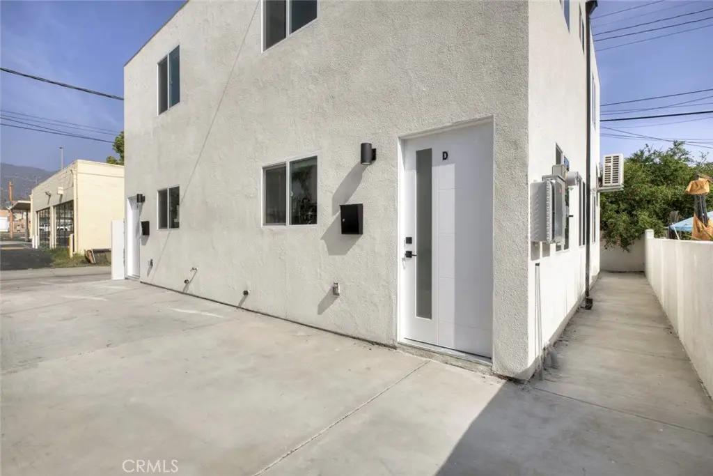 Residential Lease for rent at 1070 Allen D, Glendale, Los Angeles County, CA featuring 2 beds and 2 baths