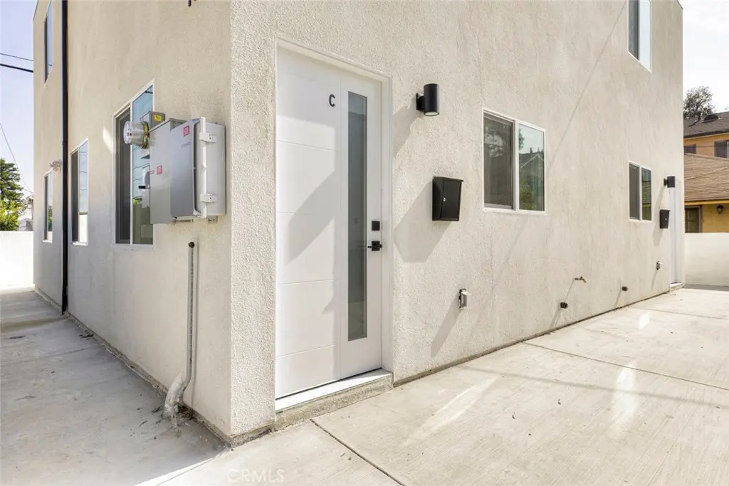 Residential Lease for rent at 1070 Allen Avenue C, Glendale, Los Angeles County, CA featuring 2 beds and 2 baths