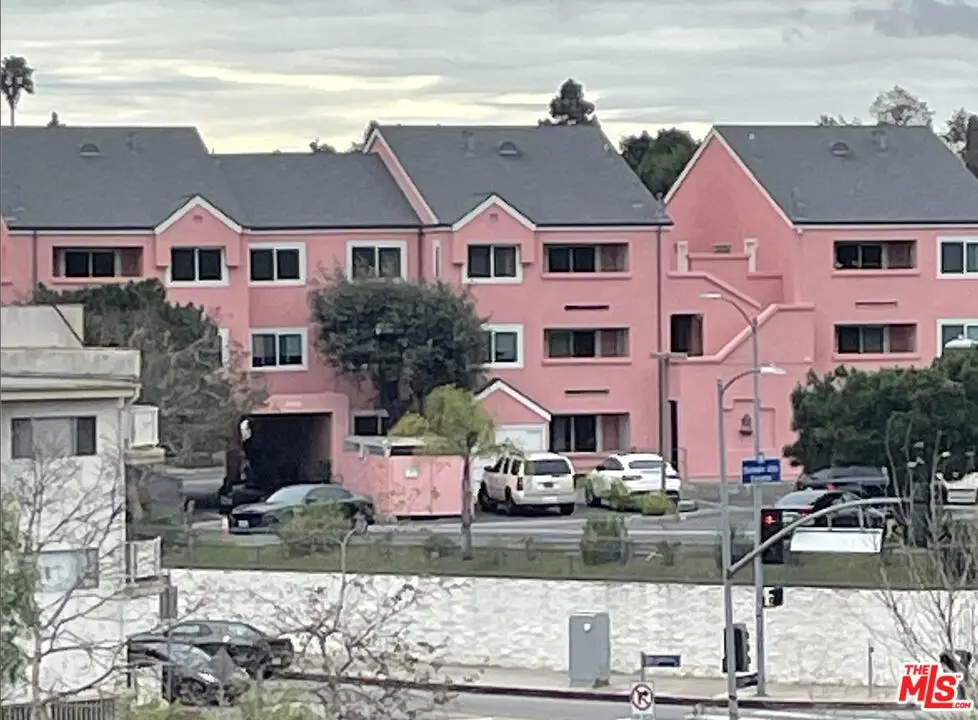 Residential Lease for rent at 4810 S La Brea Avenue 210, Los Angeles, Los Angeles County, CA featuring 2 beds and 1 bath