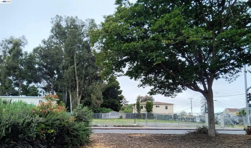 7701 Bancroft Avenue, Oakland, CA — listing photo 1