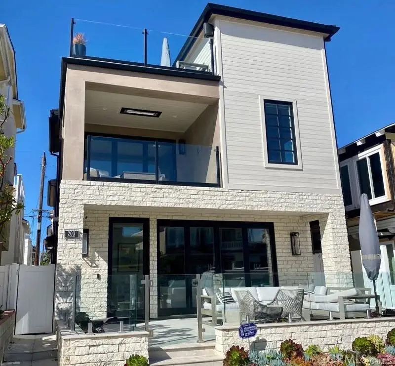 Residential Lease for rent at 203 Sapphire, Newport Beach, Orange County, CA featuring 3 beds and 4 baths