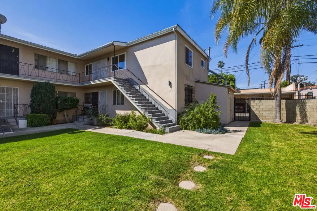 Residential Lease for rent at 5117 Crenshaw Boulevard 7, Los Angeles, Los Angeles County, CA featuring 2 beds and 1 bath