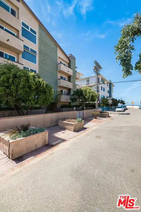 16 Quarterdeck Street 102, Marina Del Rey, CA — listing photo 1
