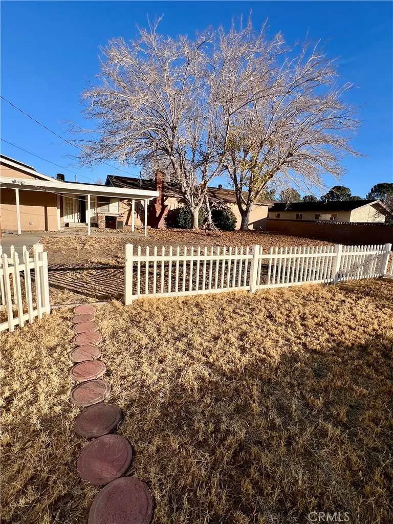 Residential Lease for rent at 44519 Foxton, Lancaster, Los Angeles County, CA featuring 5 beds and 3 baths