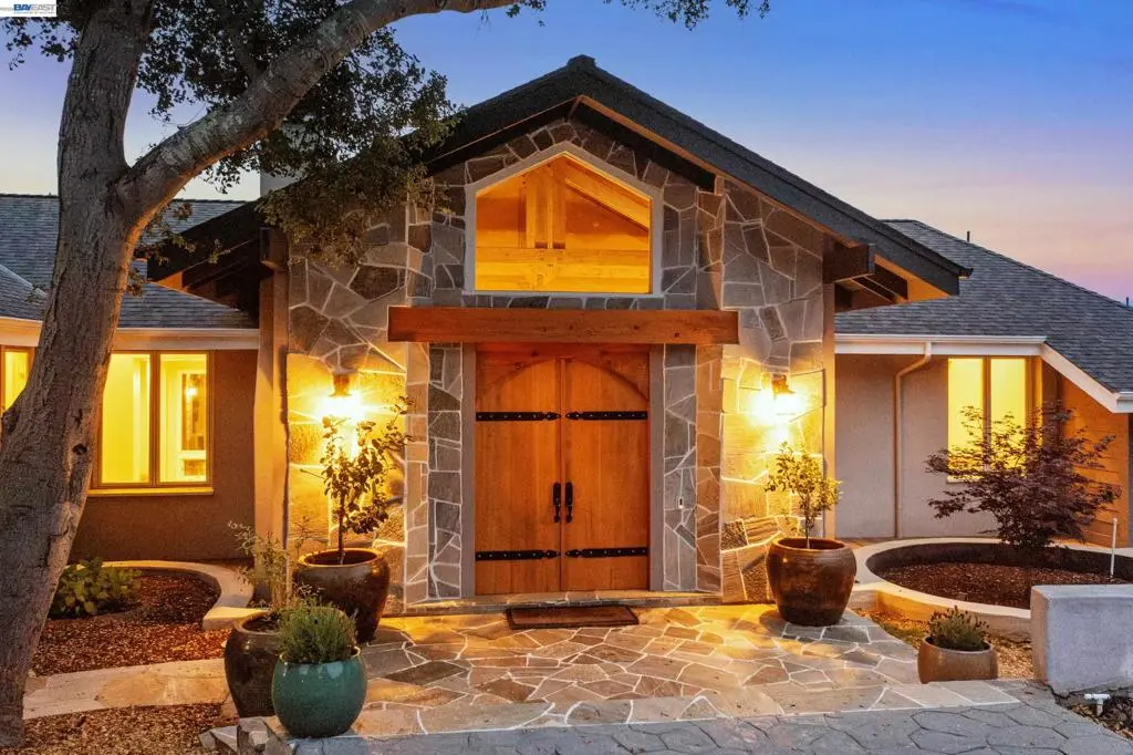 Single Family Residence for sale at 905 Moon Valley Ranch Rd, Watsonville, CA featuring 5 beds and 5 baths