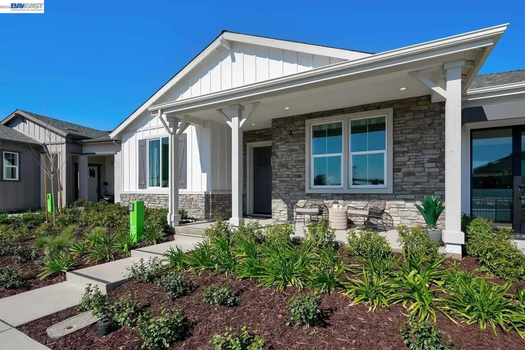 Single Family Residence for sale at 927 Conrad Street, Manteca, CA featuring 2 beds and 3 baths