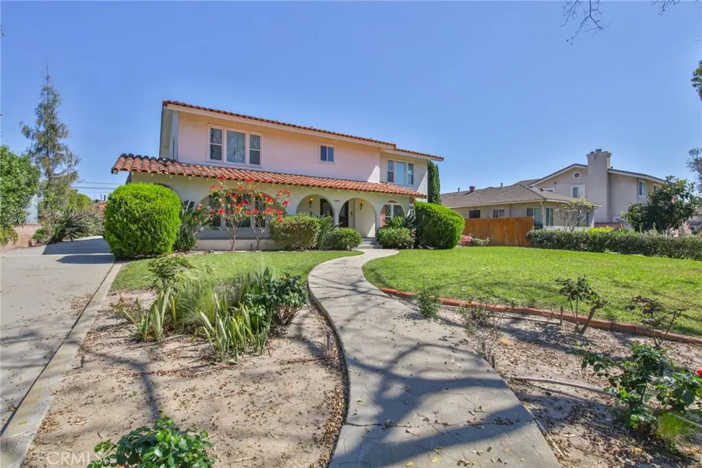 Residential Lease for rent at 3744 Pine, Long Beach, Los Angeles County, CA featuring 4 beds and 4 baths