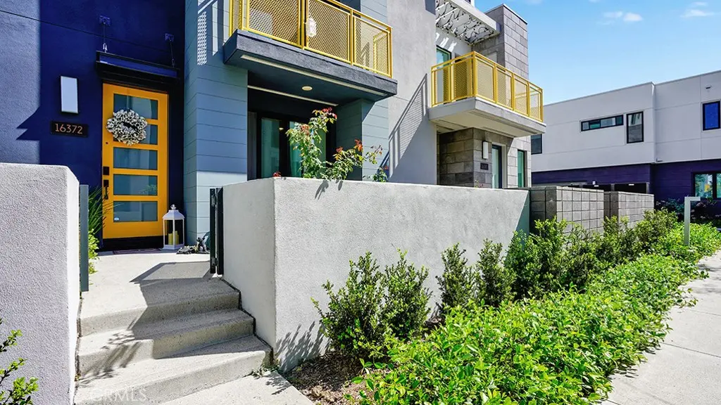Condominium for sale at 16372 Moonstone Circle, Tustin, CA featuring 3 beds and 4 baths