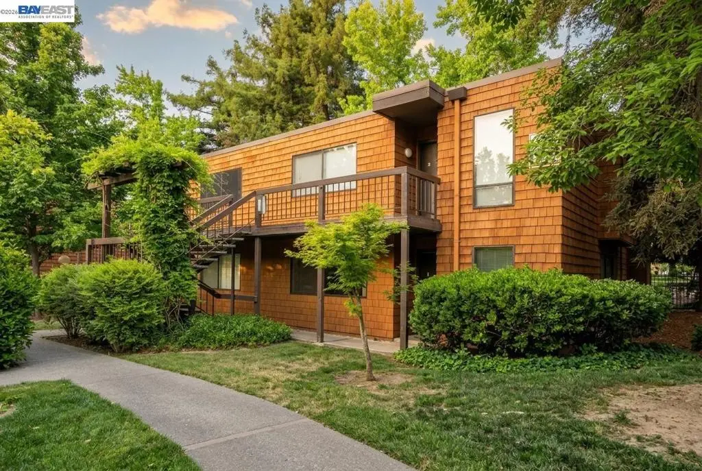 Condominium for sale at 796 Woodside Ln 1, Sacramento, CA featuring 2 beds and 1 bath
