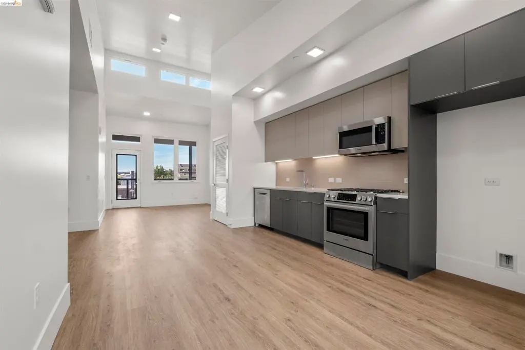 Condominium for sale at 1545 32nd St 314, Oakland, CA featuring 2 beds and 2 baths