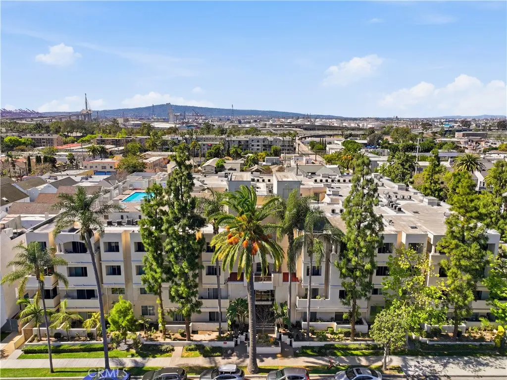 Condominium for sale at 535 Magnolia 113, Long Beach, CA featuring 1 bed and 1 bath