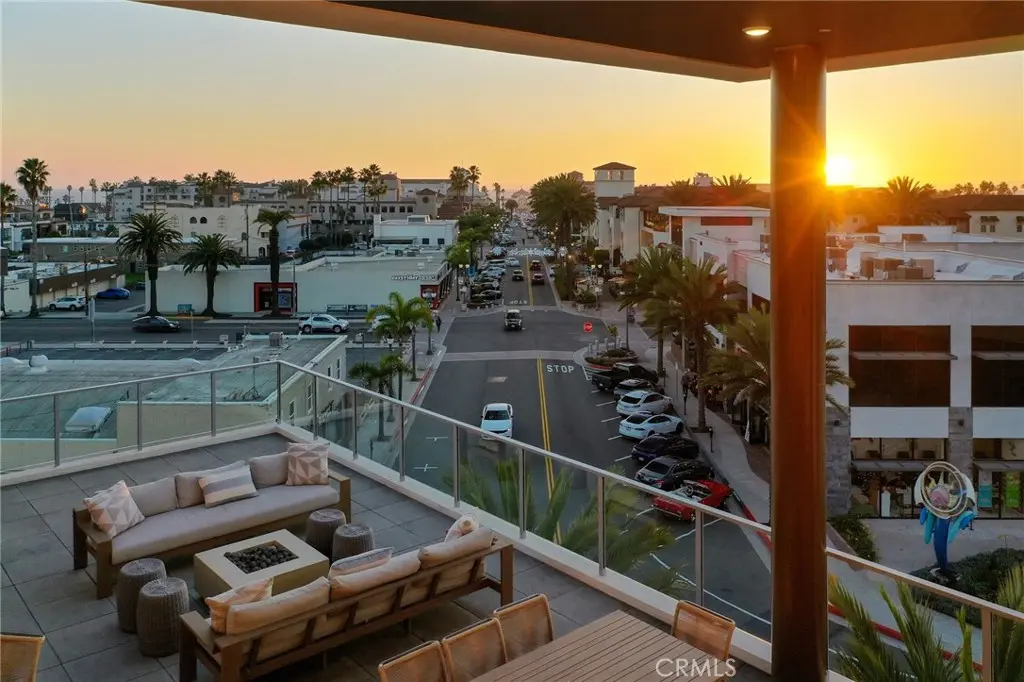 Condominium for sale at 414 Main St. 410, Huntington Beach, CA featuring 2 beds and 3 baths