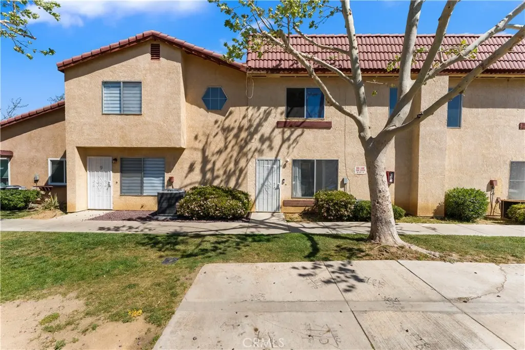 1750 E Avenue Q14, Palmdale, CA — listing photo 1