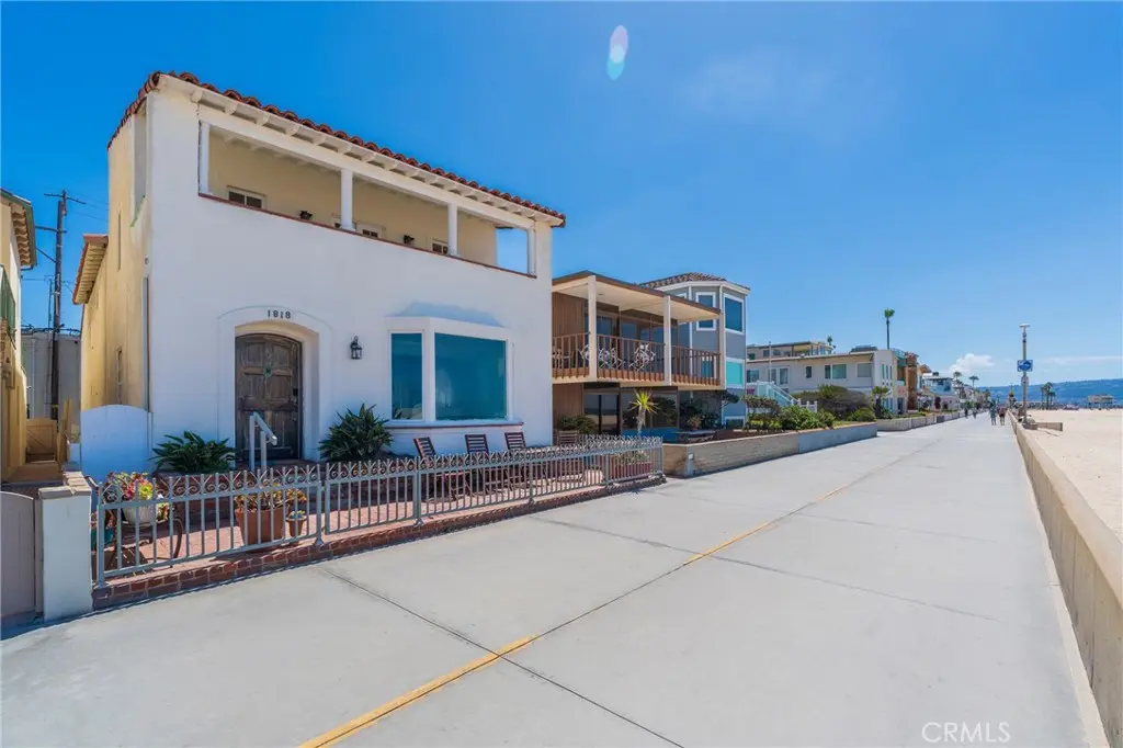 Residential Lease for rent at 1818 The Strand 1, Hermosa Beach, Los Angeles County, CA featuring 3 beds and 3 baths
