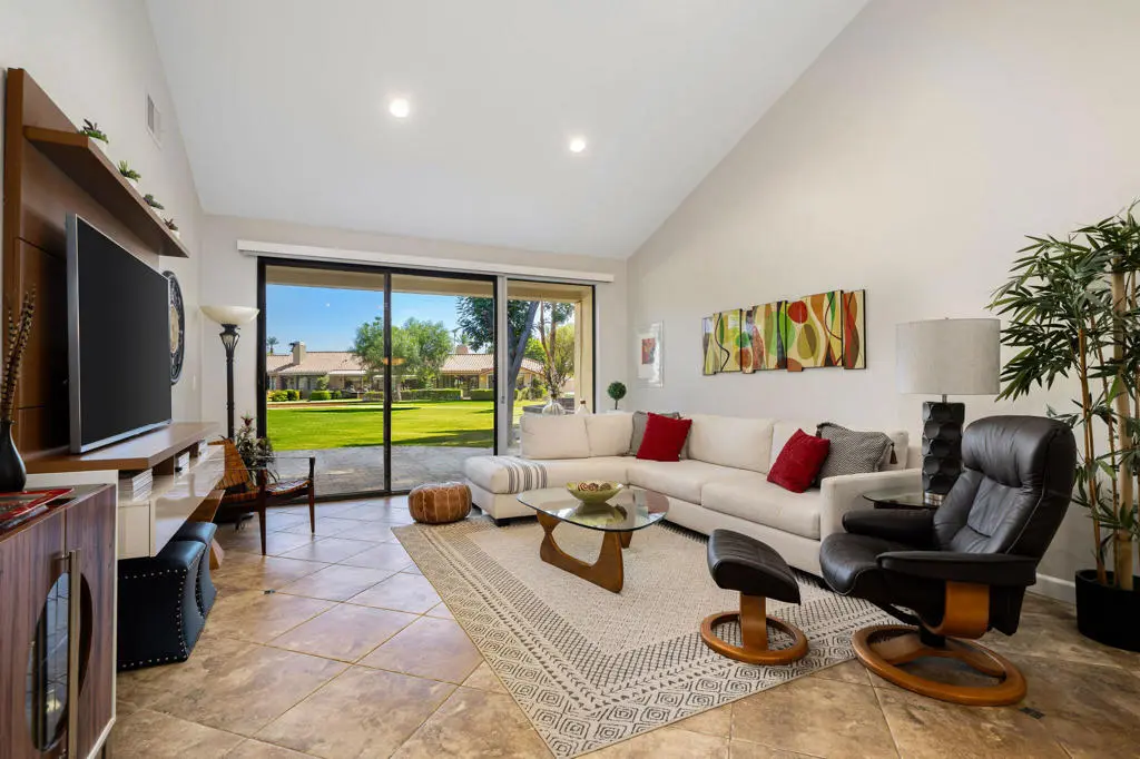Residential Lease for rent at 186 Gran Via, Palm Desert, Riverside County, CA featuring 2 beds and 2 baths