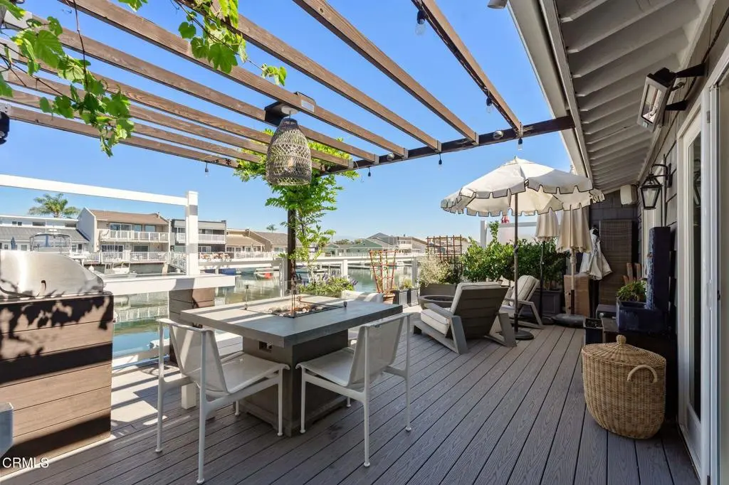 Single Family Residence for sale at 4575 Gateshead Bay, Oxnard, CA featuring 2 beds and 2 baths