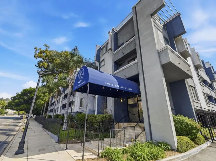 Residential Lease for rent at 1940 Highland Oaks Drive 28, Arcadia, Los Angeles County, CA featuring 2 beds and 2 baths