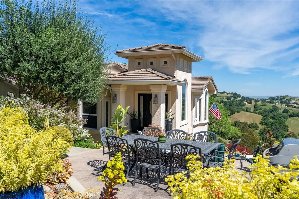 Single Family Residence for sale at 14600 El Monte, Atascadero, CA featuring 3 beds and 2 baths