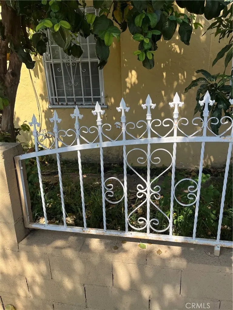 Triplex for rent at 1229 E 59th, Long Beach, CA featuring 1 bed and 1 bath