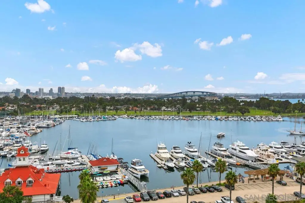 Single Family Residence for rent at 1710 Avenida Del Mundo 1007, Coronado, CA featuring 1 bed and 1 bath