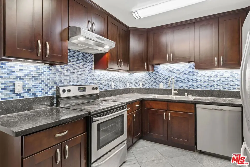 Residential Lease for rent at 1033 6TH Street 202, Santa Monica, Los Angeles County, CA featuring 3 beds and 2 baths