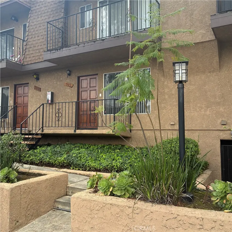 Condominium for sale at 1902 W Victory, Burbank, CA featuring 2 beds and 3 baths
