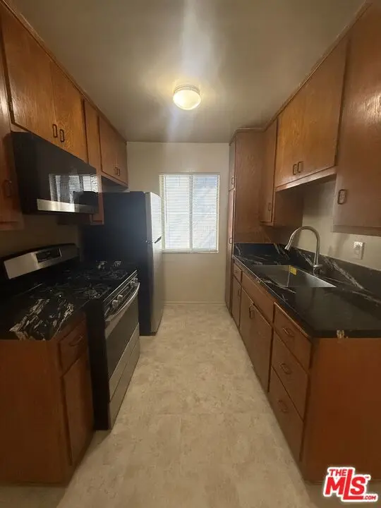 Residential Lease for rent at 1166 Amherst Avenue 6, Los Angeles, Los Angeles County, CA and 1 bath