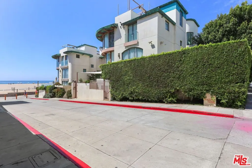 Residential Lease for rent at 11 Marine Terrace 5, Santa Monica, Los Angeles County, CA featuring 3 beds and 4 baths