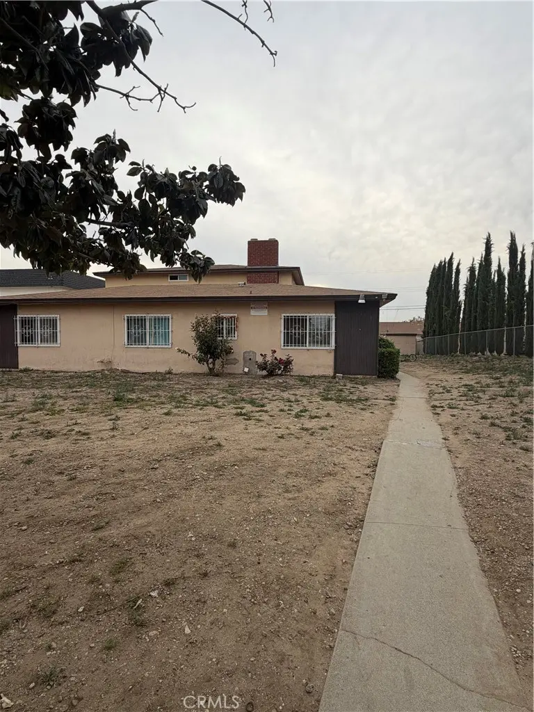 Residential Lease for rent at 2559 Yorkshire, Pomona, Los Angeles County, CA featuring 2 beds and 2 baths