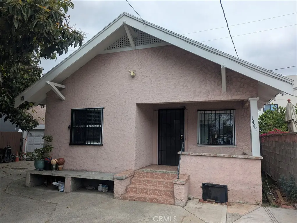 Residential Lease for rent at 1447 W 37th Place, Los Angeles, Los Angeles County, CA featuring 1 bed and 1 bath