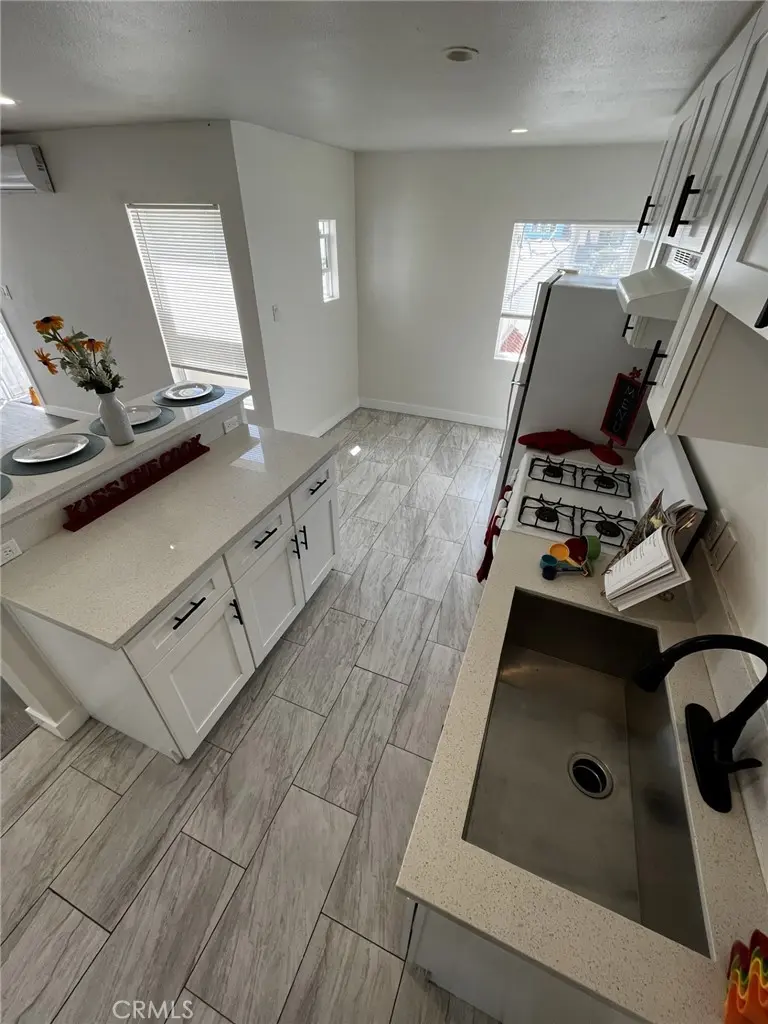 Residential Lease for rent at 4518 S Normandie Avenue 3/4, Los Angeles, Los Angeles County, CA featuring 2 beds and 1 bath