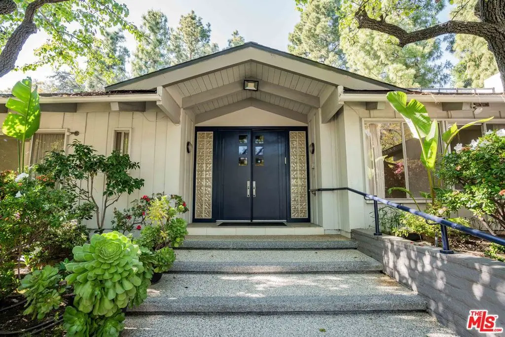 Residential Lease for rent at 811 N Hillcrest Road, Beverly Hills, Los Angeles County, CA featuring 5 beds and 6 baths