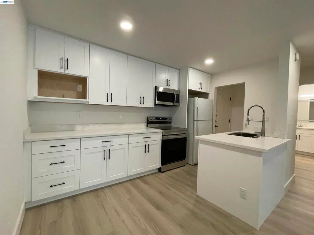 Condominium for sale at 965 SHOREPOINT CT #200, Alameda, CA featuring 1 bed and 1 bath