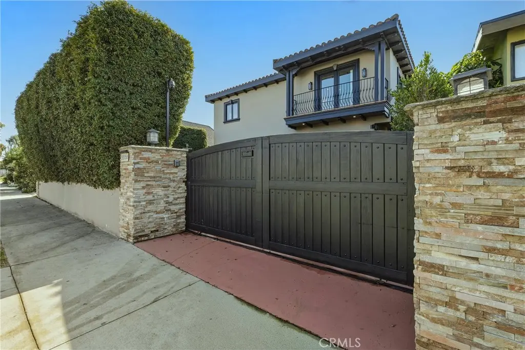 Residential Lease for rent at 5558 Edgewood Place, Los Angeles, Los Angeles County, CA featuring 6 beds and 8 baths