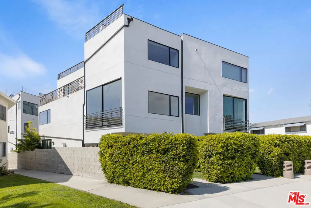 Residential Lease for rent at 1411 Roca Lane, Los Angeles, Los Angeles County, CA featuring 3 beds and 4 baths