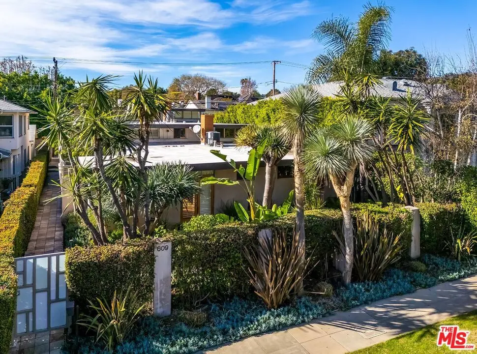 Residential Lease for rent at 609 N Doheny Drive D, Beverly Hills, Los Angeles County, CA featuring 1 bed and 1 bath