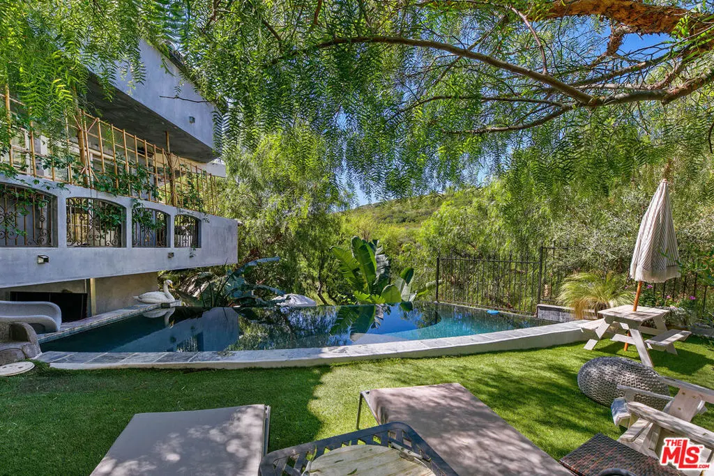 Residential Lease for rent at 2851 Seabreeze Drive, Malibu, Los Angeles County, CA featuring 6 beds and 8 baths