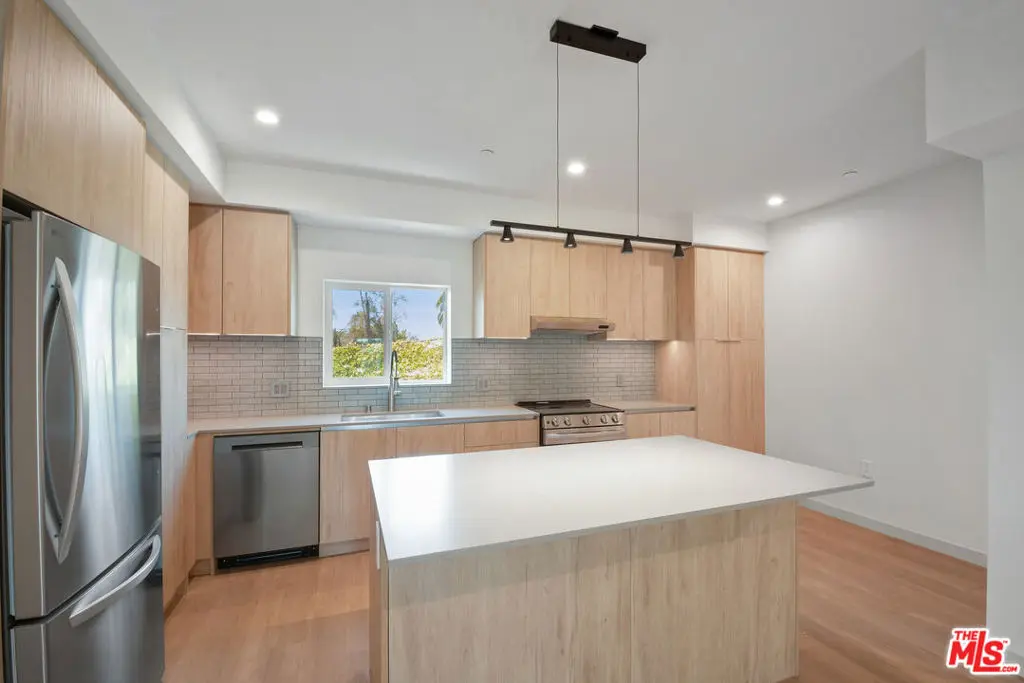 Residential Lease for rent at 2523 1/2 S Orange Drive, Los Angeles, Los Angeles County, CA featuring 4 beds and 5 baths
