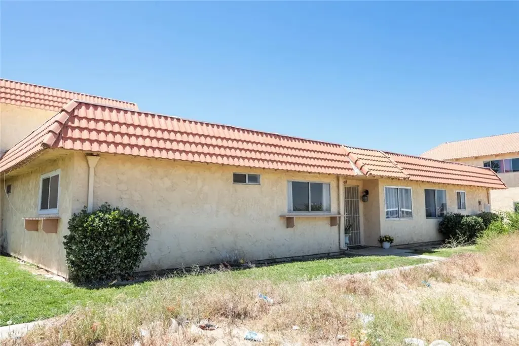 Condominium for sale at 43618 Stanridge Avenue, Lancaster, CA featuring 3 beds and 2 baths