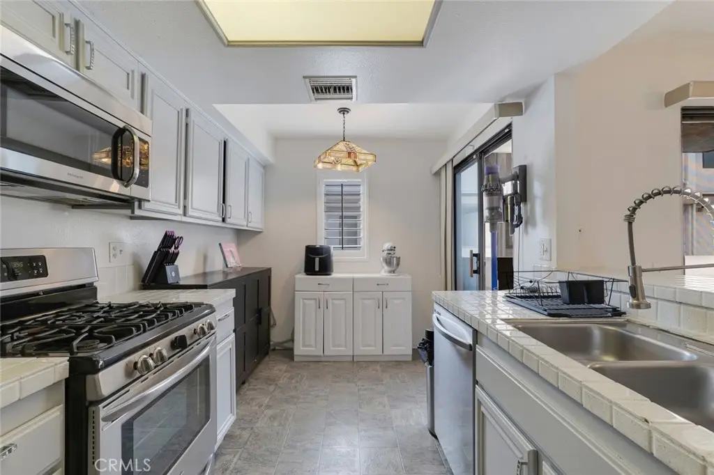 10231 Independence C17, Chatsworth, CA — listing photo 1
