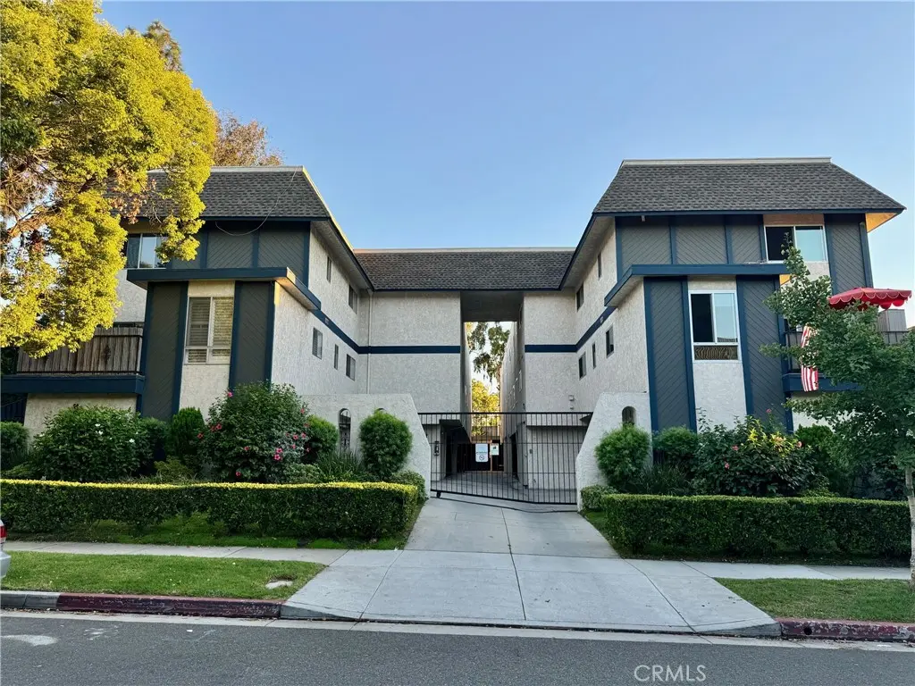 Residential Lease for rent at 412 Burchett Street 20, Glendale, Los Angeles County, CA featuring 2 beds and 2 baths
