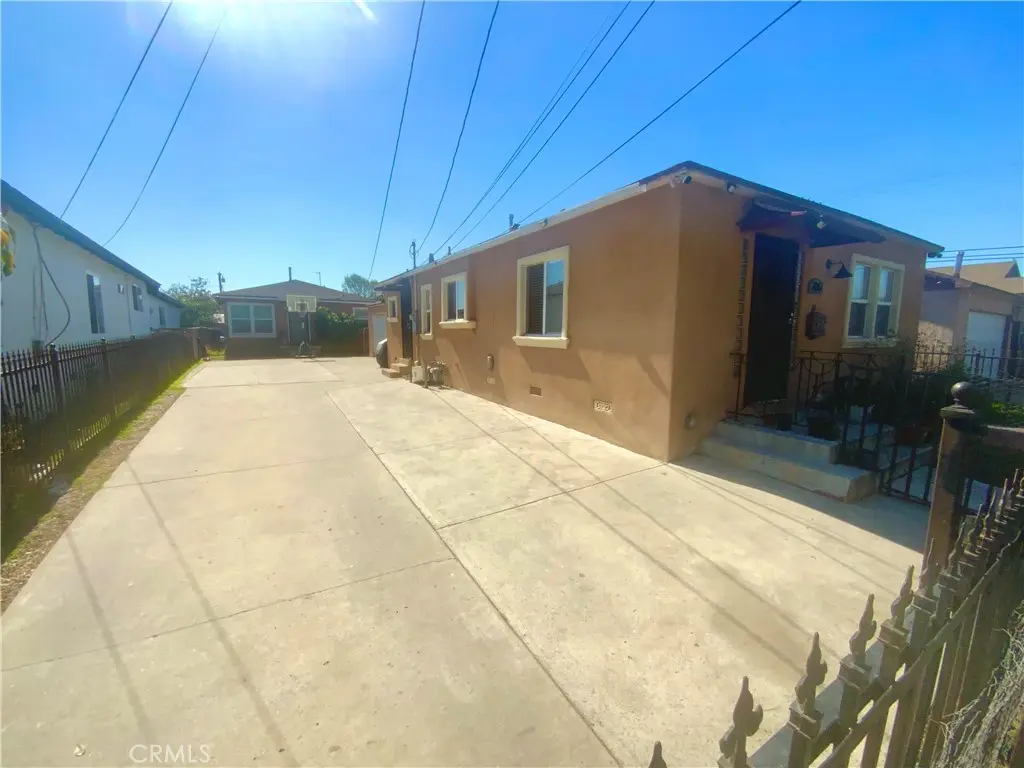 Residential Lease for rent at 206 E Raymond, Compton, Los Angeles County, CA featuring 3 beds and 2 baths